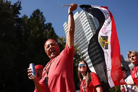 هتافات وأعلام ومزامير.. الجماهير تدعم منتخب مصر قبل لقاء نيوزيلندا (فيديو)